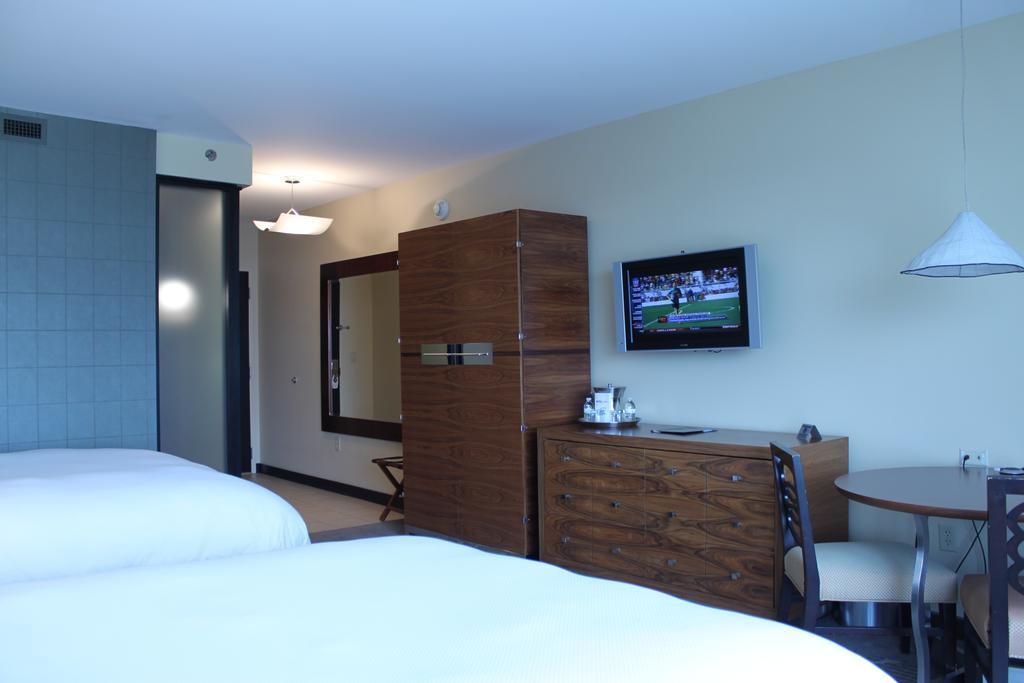 Le Merigot At Tropicana Evansville Room photo